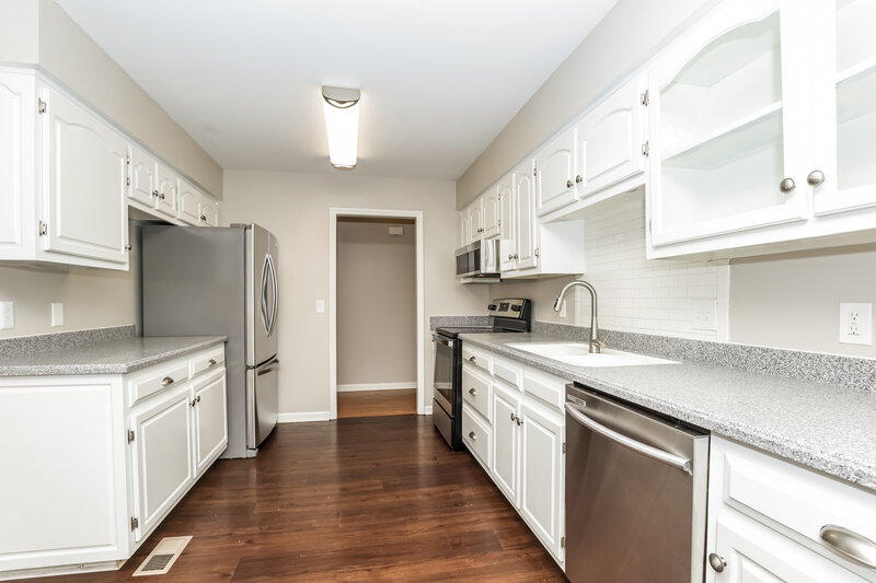 1,990/Mo, 1435 Ashlawn Dr Murfreesboro, TN 37129 Kitchen View