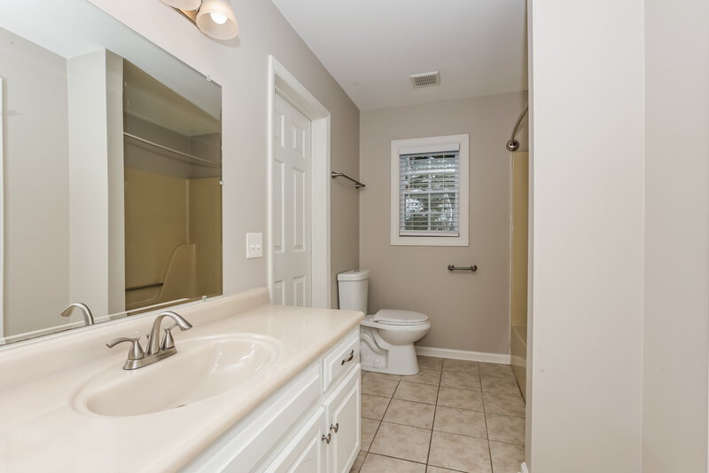 1,990/Mo, 1435 Ashlawn Dr Murfreesboro, TN 37129 Main Bathroom View