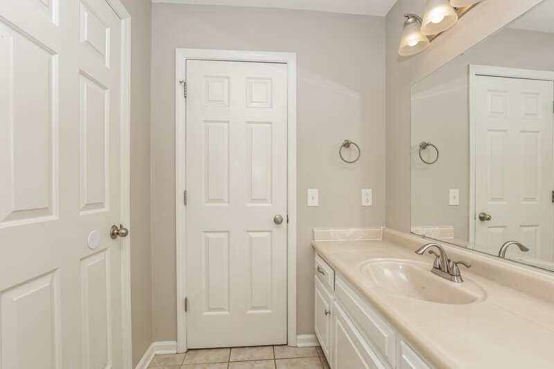 1,990/Mo, 1435 Ashlawn Dr Murfreesboro, TN 37129 Bathroom View 2