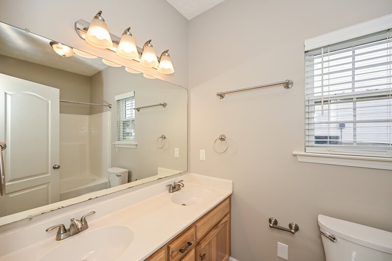 2,185/Mo, 1903 Champlain Dr La Vergne, TN 37086 Main Bathroom View