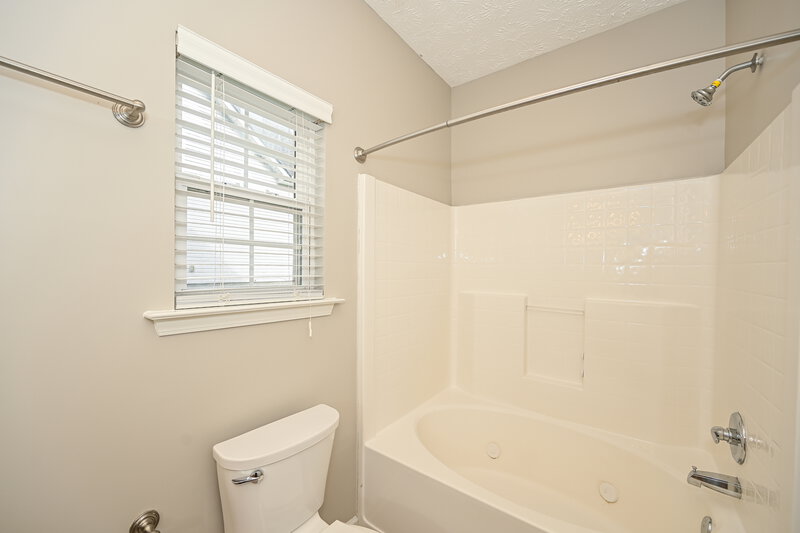 2,185/Mo, 1903 Champlain Dr La Vergne, TN 37086 Bathroom View