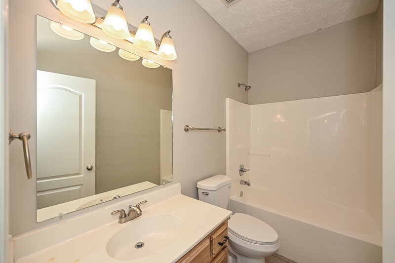 2,185/Mo, 1903 Champlain Dr La Vergne, TN 37086 Bathroom View 2