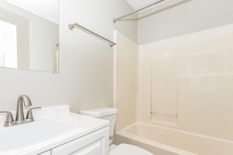 2,250/Mo, 3420 Cainbrook Xing Antioch, TN 37013 Main Bathroom View