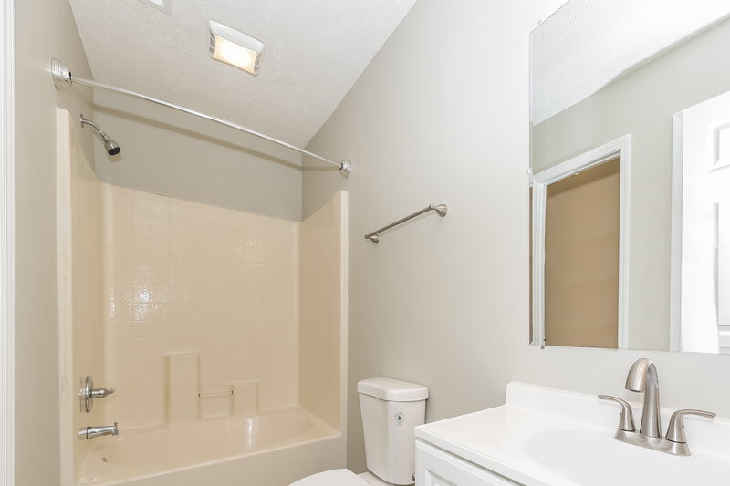 2,250/Mo, 3420 Cainbrook Xing Antioch, TN 37013 Bathroom View 2