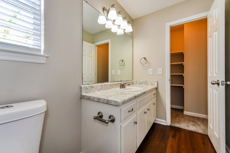 2,160/Mo, 2025 Candlewood Drive Madison, TN 37115 Main Bathroom View 2