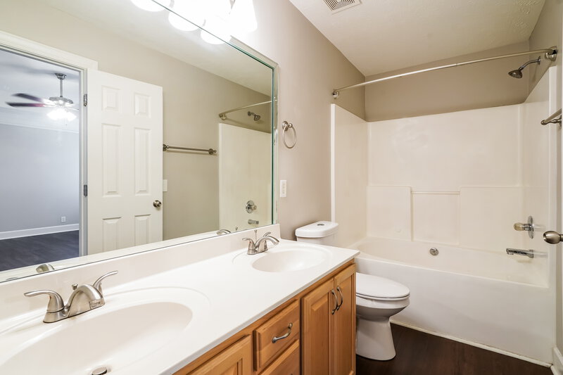 2,395/Mo, 1636 Bridgecrest Dr Antioch, TN 37013 Main Bathroom View