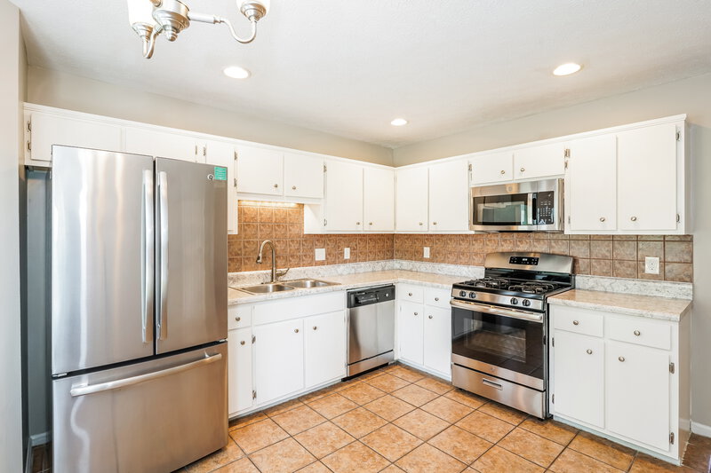 2,465/Mo, 300 Scotts Creek Pl Hermitage, TN 37076 Kitchen View 2