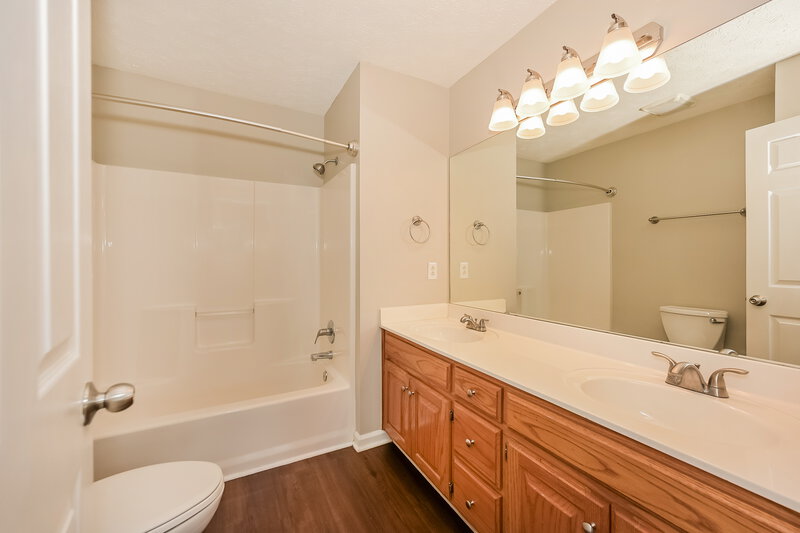 2,595/Mo, 165 Brookview Cir Goodlettsville, TN 37072 Main Bathroom View
