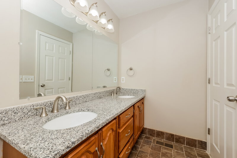 2,265/Mo, 3321 Quail Run Ct Nashville, TN 37214 Main Bathroom View