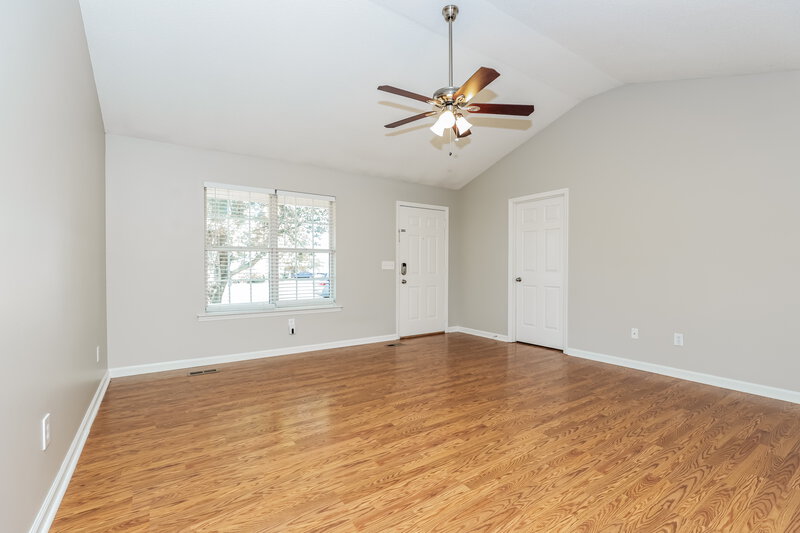 2,760/Mo, 2826 Henderson Ln Murfreesboro, TN 37130 Living Room View 2