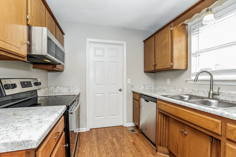 2,760/Mo, 2826 Henderson Ln Murfreesboro, TN 37130 Kitchen View