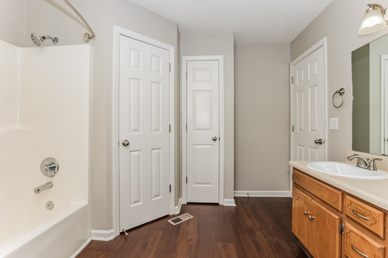 2,760/Mo, 2826 Henderson Ln Murfreesboro, TN 37130 Main Bathroom View 2