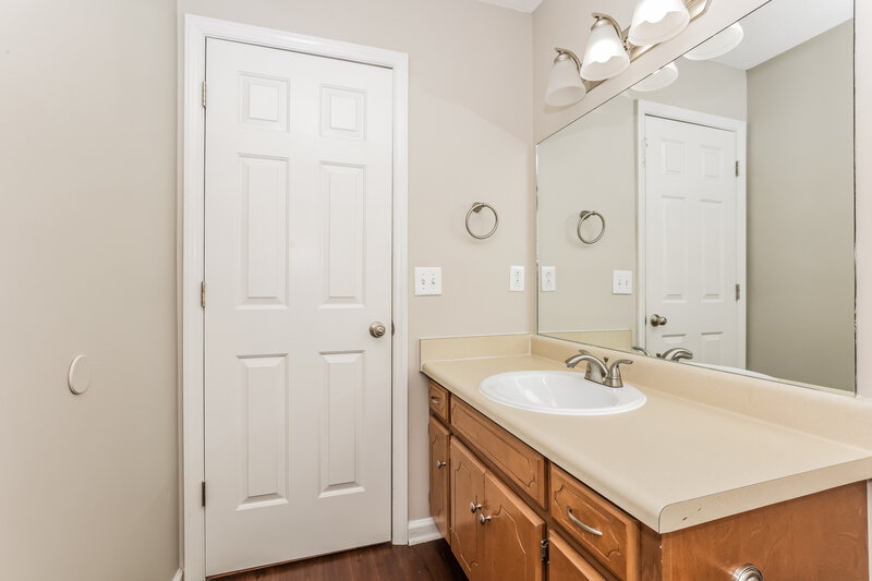 2,760/Mo, 2826 Henderson Ln Murfreesboro, TN 37130 Bathroom View 2