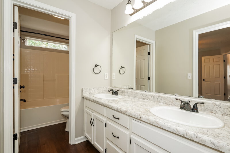 2,445/Mo, 1609 Berrywood Way Nashville, TN 37207 Main Bathroom View