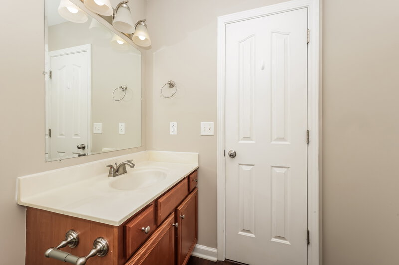 2,120/Mo, 2013 Saint Andrews Dr Murfreesboro, TN 37128 Bathroom View 2
