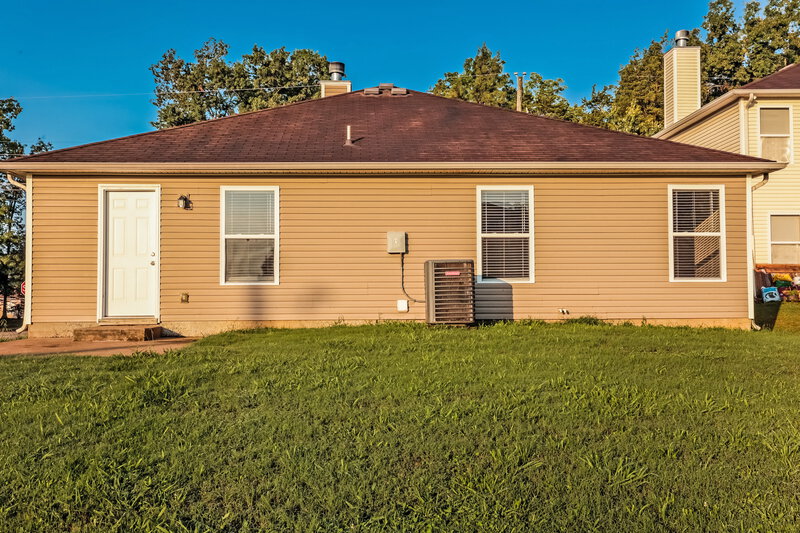 1,880/Mo, 5069 Smith Springs Pkwy Antioch, TN 37013 Rear View