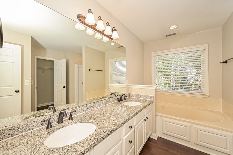 2,750/Mo, 4340 Cambridge Dr Antioch, TN 37013 Main Bathroom View