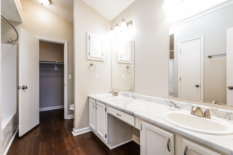 2,050/Mo, 2805 Steamboat Dr Nashville, TN 37214 Main Bathroom View