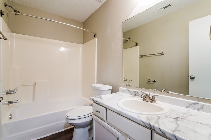2,050/Mo, 2805 Steamboat Dr Nashville, TN 37214 Bathroom View