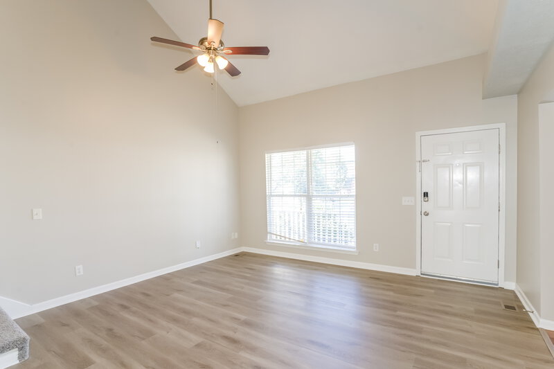 1,900/Mo, 119 Shady View Dr Hendersonville, TN 37075 Living Room View 2