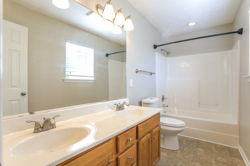 1,900/Mo, 119 Shady View Dr Hendersonville, TN 37075 Main Bathroom View