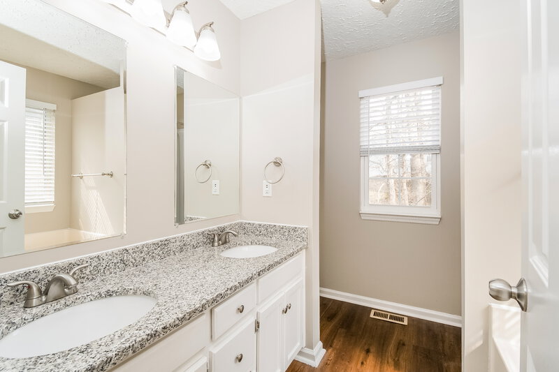 2,200/Mo, 1321 Georgetown Dr Old Hickory, TN 37138 Main Bathroom View