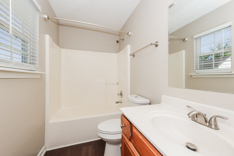 2,005/Mo, 8197 Ramstone Way Antioch, TN 37013 Main Bathroom View