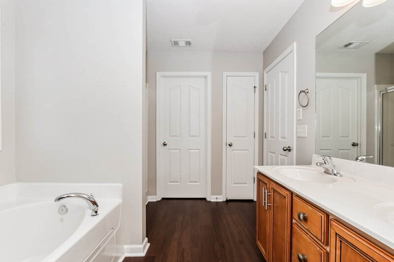 2,210/Mo, 2467 Oak Hill Dr Murfreesboro, TN 37130 Main Bathroom View