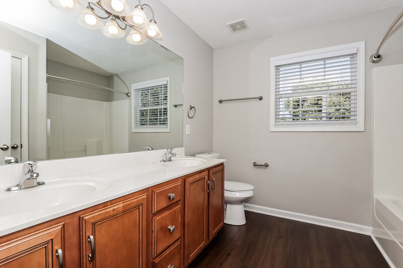 2,210/Mo, 2467 Oak Hill Dr Murfreesboro, TN 37130 Bathroom View