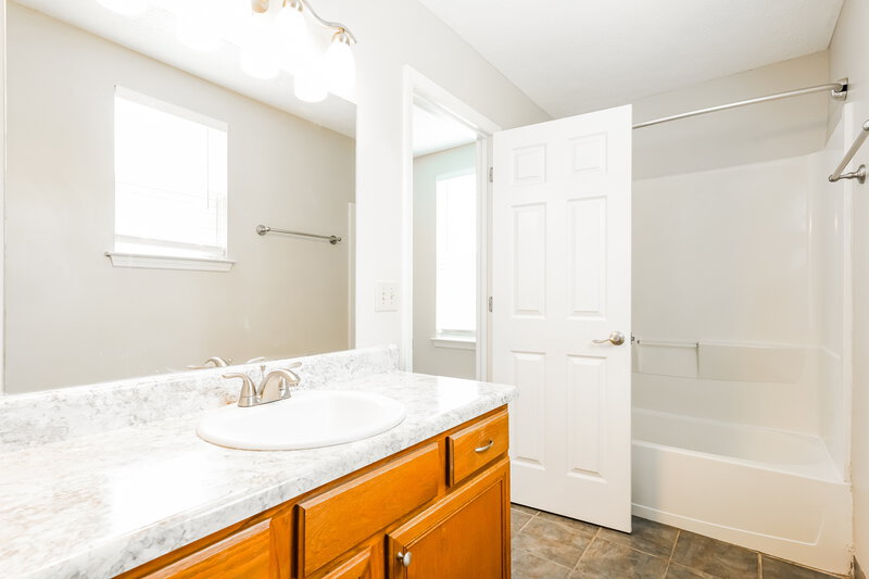 2,365/Mo, 106 Bradford Cir Hendersonville, TN 37075 Main Bathroom View