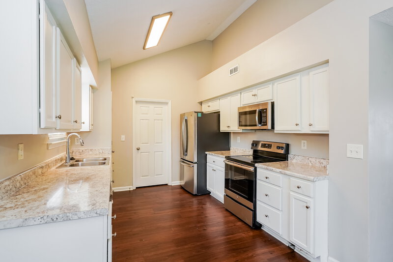 2,195/Mo, 2729 River Bend Dr Nashville, TN 37214 Kitchen View 2