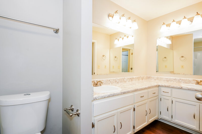 2,195/Mo, 2729 River Bend Dr Nashville, TN 37214 Main Bathroom View