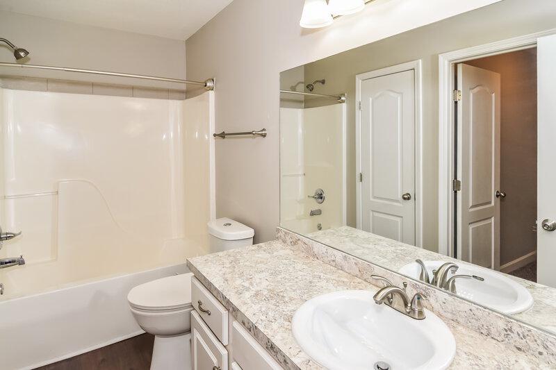 1,895/Mo, 1616 Allston Dr Murfreesboro, TN 37128 Bathroom View 2