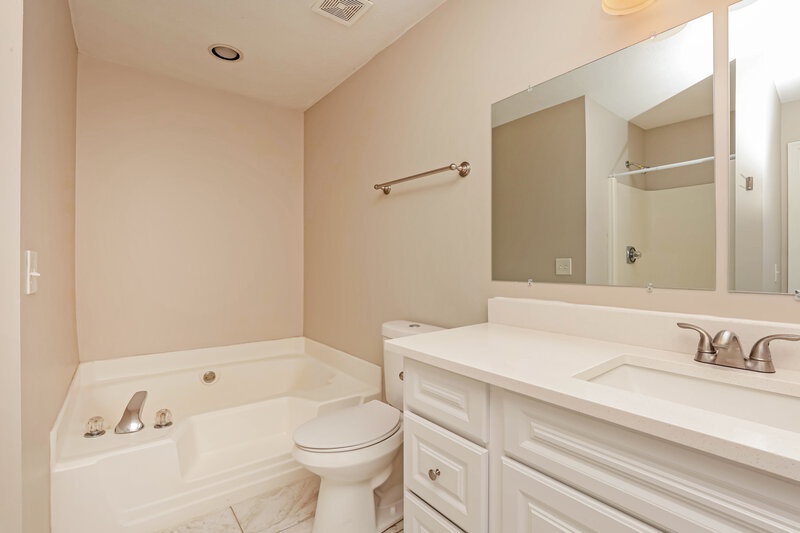 2,260/Mo, 210 Saint Lukes Ln Smyrna, TN 37167 Main Bathroom View