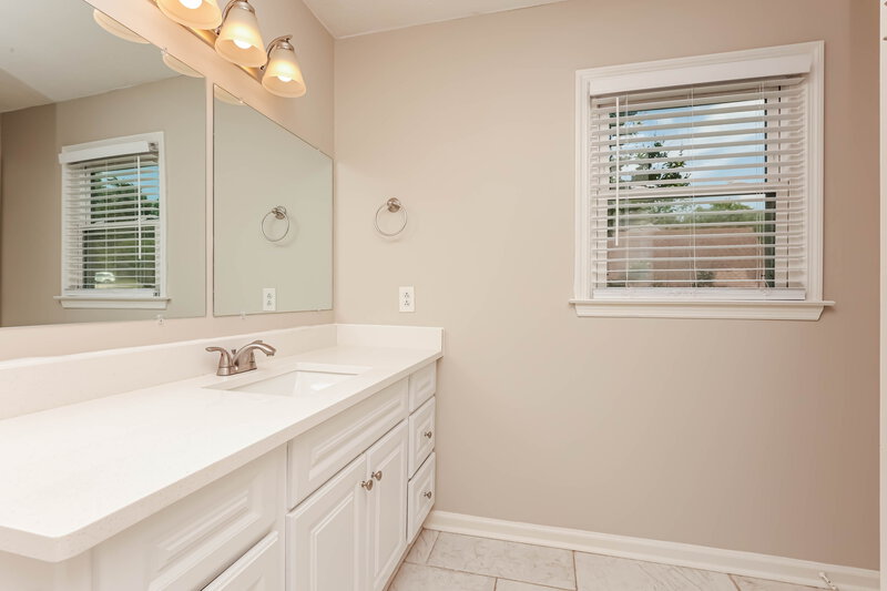 2,260/Mo, 210 Saint Lukes Ln Smyrna, TN 37167 Main Bathroom View 2