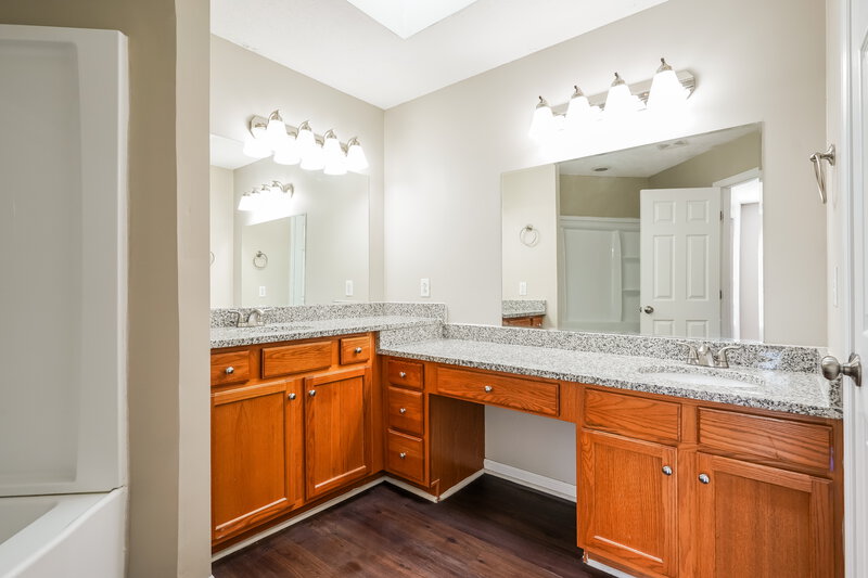 2,210/Mo, 131 E Braxton Ln Hendersonville, TN 37075 Main Bathroom View