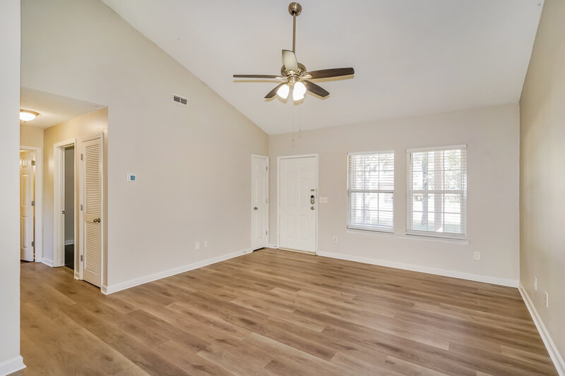 2,400/Mo, 102 Riverwood Dr La Vergne, TN 37086 Living Room View