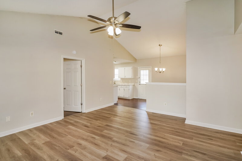 2,400/Mo, 102 Riverwood Dr La Vergne, TN 37086 Living Room View 2