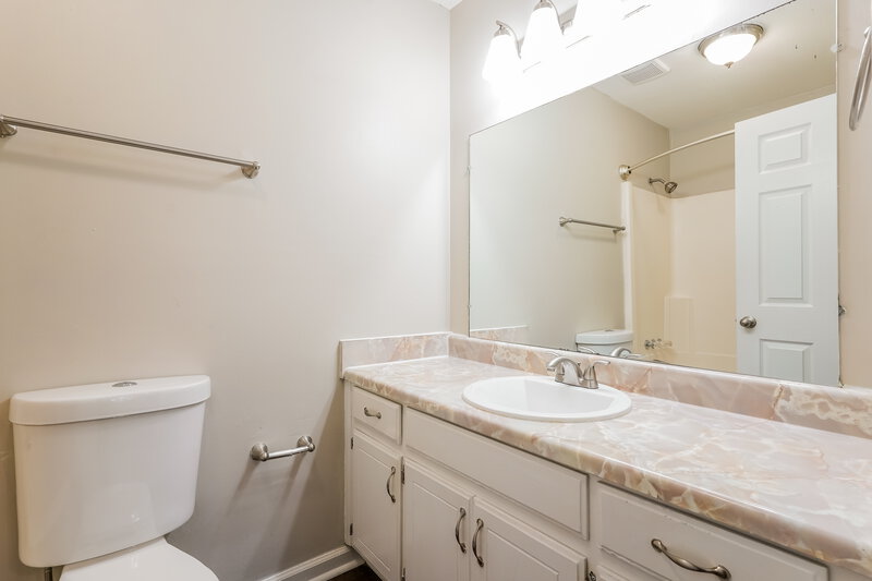 2,400/Mo, 102 Riverwood Dr La Vergne, TN 37086 Main Bathroom View