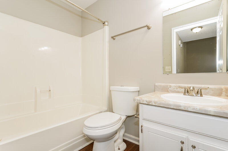 2,400/Mo, 102 Riverwood Dr La Vergne, TN 37086 Bathroom View