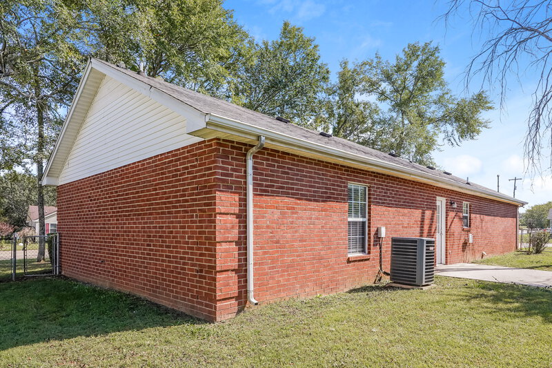 2,400/Mo, 102 Riverwood Dr La Vergne, TN 37086 Rear View