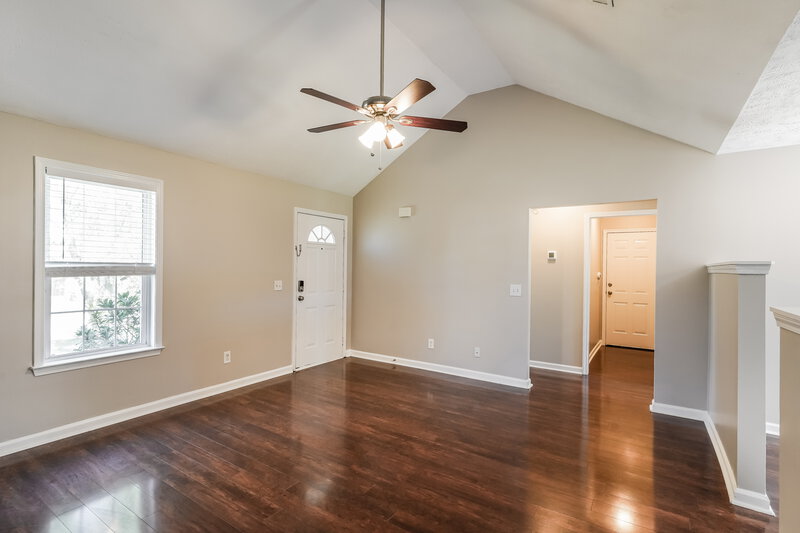 1,915/Mo, 615 Zellwood Dr La Vergne, TN 37086 Living Room View 2
