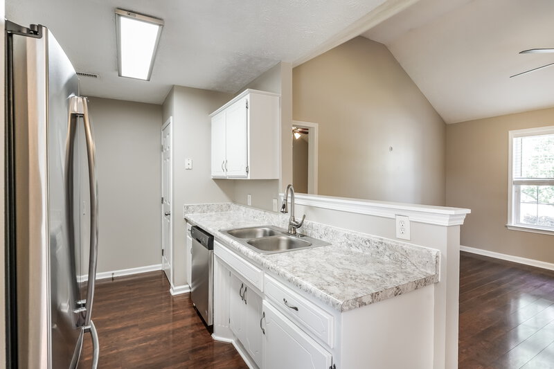 1,915/Mo, 615 Zellwood Dr La Vergne, TN 37086 Kitchen View