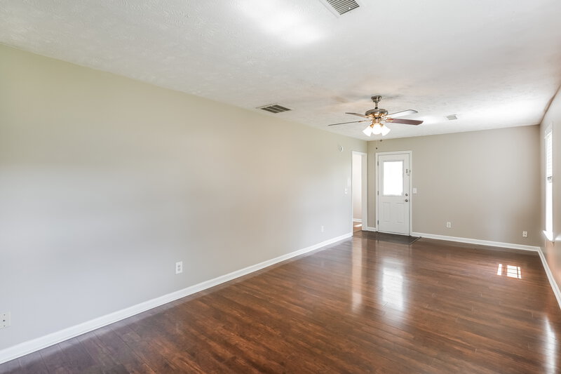 1,915/Mo, 615 Zellwood Dr La Vergne, TN 37086 Family Room View 2
