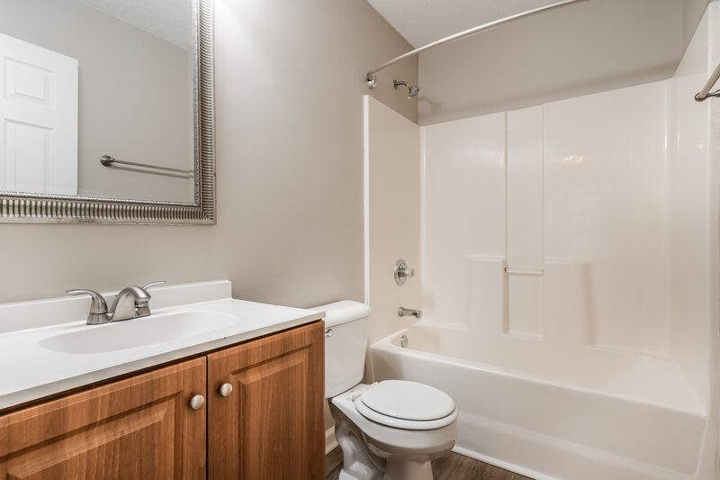 1,915/Mo, 615 Zellwood Dr La Vergne, TN 37086 Main Bathroom View