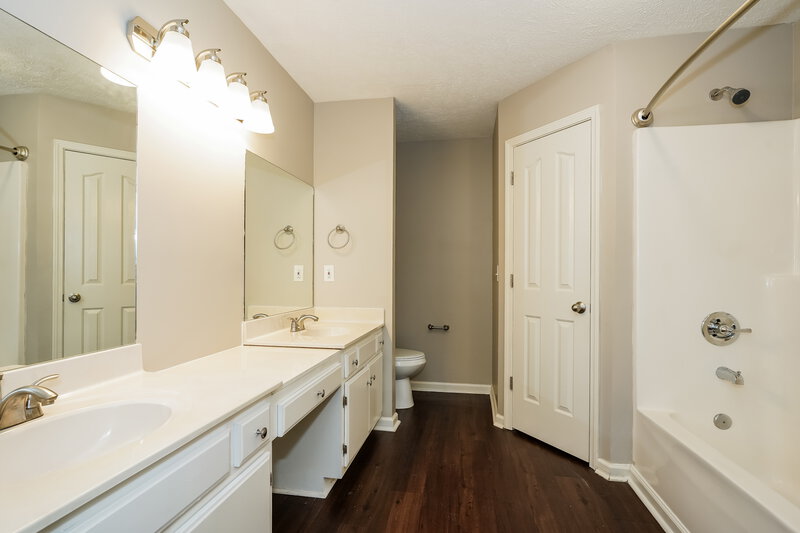 2,300/Mo, 1231 Azure Way Murfreesboro, TN 37128 Main Bathroom View