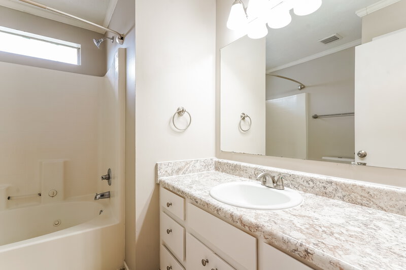 2,265/Mo, 1052 Mulberry Way Nashville, TN 37207 Main Bathroom View