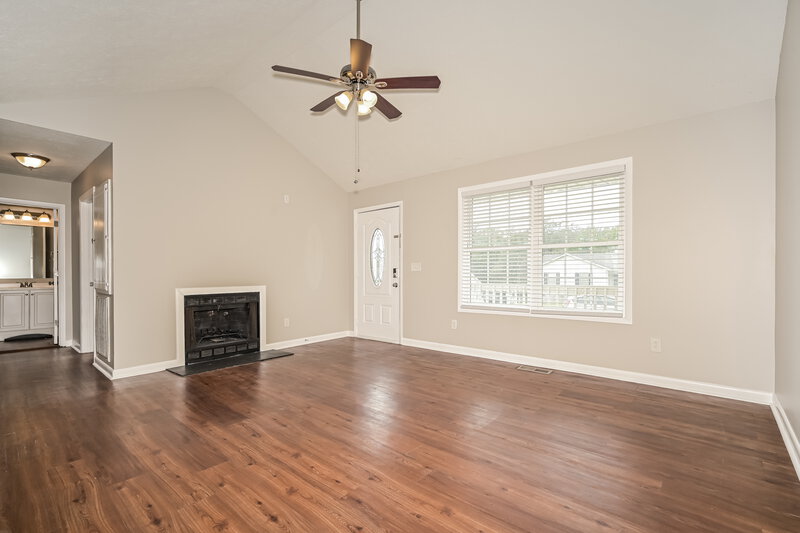 1,965/Mo, 581 Woodcrest Dr La Vergne, TN 37086 Living Room View