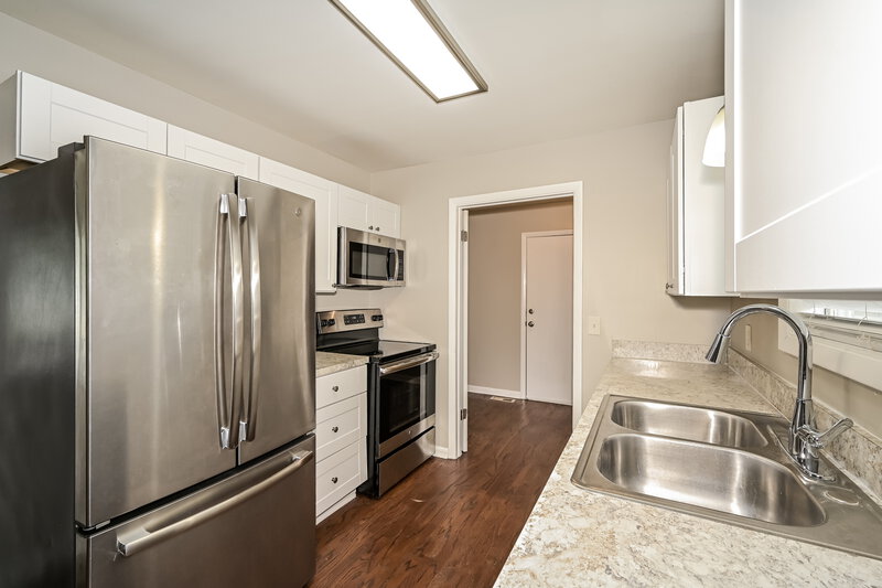 1,965/Mo, 581 Woodcrest Dr La Vergne, TN 37086 Kitchen View 2