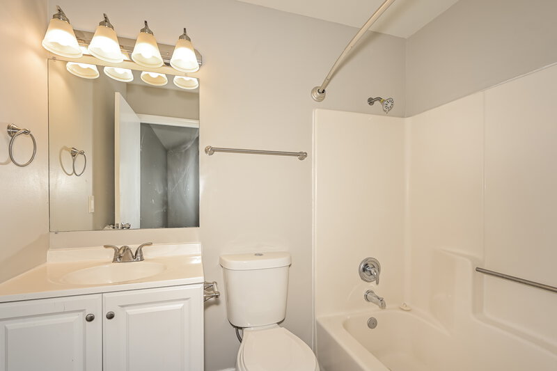 1,965/Mo, 581 Woodcrest Dr La Vergne, TN 37086 Main Bathroom View